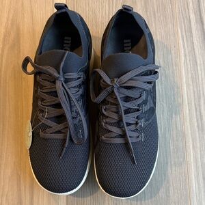 Moshn Women's Black Pulse Oyster Camo Sneakers Size 8.5 Wide